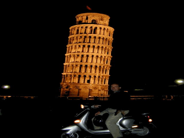 Schief in Pisa bei Nacht